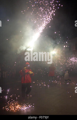 Fire devils in Fire-Run (Correfoc) la tradizionale celebrazione nel quartiere Raval di Barcellona Foto Stock