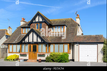 2 piani in casa unifamiliare in finto stile tudor con finestre a doppi vetri e di un garage nel West Sussex, in Inghilterra, Regno Unito. Foto Stock