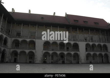 Cielo bianco la mattina presto vista attraverso lo stile rinascimentale cortile porticato, il castello di Wawel, Cracow Polonia Foto Stock