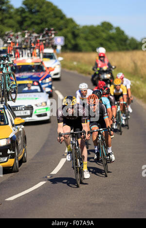 I ciclisti, tra le vetture del team, passano attraverso Ranmore comune durante la corsa prudenzialiLondon-Surrey Classic 2015 Foto Stock