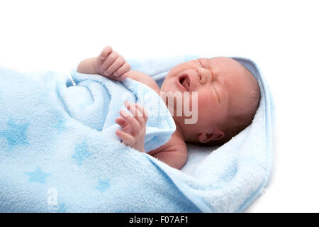 Una settimana di età Gridando bambino in coperta su sfondo bianco Foto Stock