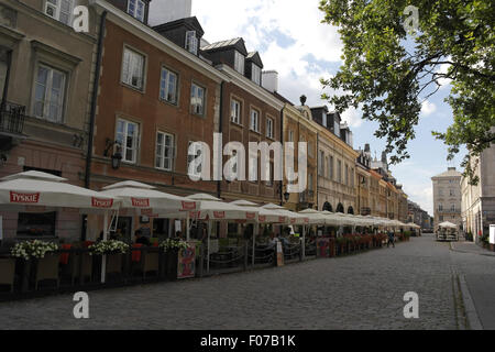 Blue sky view ombrelloni bianchi sopra tavoli di fronte townhouse ristoranti, Freta Street, New Town Square, Varsavia, Polonia Foto Stock