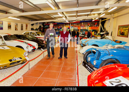 John Haynes fondatore della Haynes International Motor Museum, Sparkford, Somerset, Inghilterra, Regno Unito in chat con un visitatore. Foto Stock