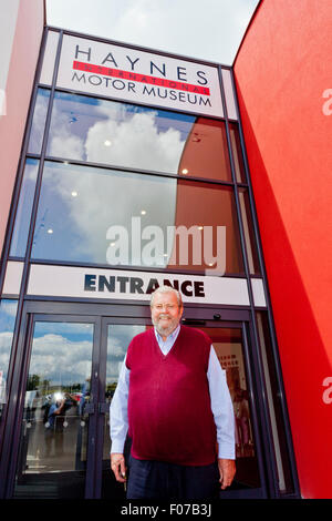 John Haynes fondatore della Haynes International Motor Museum, Sparkford, Somerset, Inghilterra al suo imponente nuovo ingresso. Foto Stock