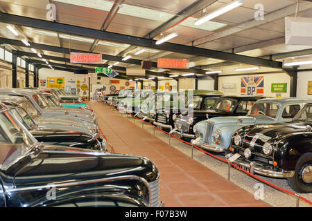 'Memory Lane' degli anni cinquanta e sessanta vetture a Haynes International Motor Museum, Sparkford, Somerset, Inghilterra, Regno Unito Foto Stock