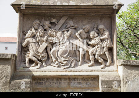 Le stazioni della Croce, dal 1503, Gesù è aiutato dal Cireneo a portare la croce, Bamberg, Baviera, Germania Foto Stock