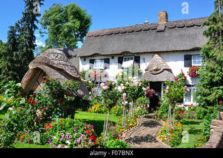 Graziosi cottage con tetto in paglia e giardino, Longford Village, London Borough of Hillingdon, Greater London, England, Regno Unito Foto Stock