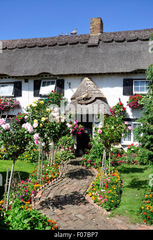 Graziosi cottage con tetto in paglia e giardino, Longford Village, London Borough of Hillingdon, Greater London, England, Regno Unito Foto Stock