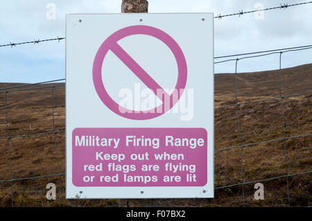 Segnale di avvertimento per la recinzione di confine del Cape Wrath zona di addestramento militare, Cape Wrath deserto, Sutherland, Scotland, Regno Unito Foto Stock
