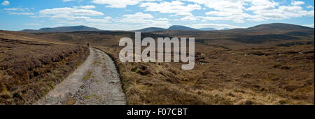 Un viandante sulla strada per il Cape Wrath lighthouse, Sutherland, Scotland, Regno Unito. Foto Stock