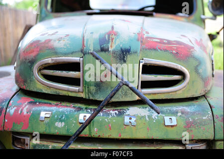 Un vecchio Ford Truck si siede in un junkyard in America in attesa è il destino. Foto Stock