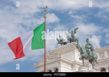 Monumento a Vittorio Emanuele, vista sulle statue di Vittorio Emanuele II e Vittoria a cavallo di una quadriga situata nel centro storico di Roma. Foto Stock