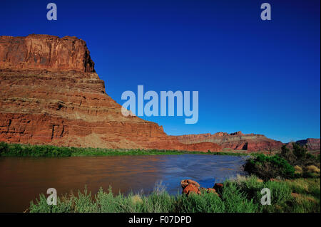 Il fiume Colorado in Moab, Utah, Stati Uniti. Un importante fornitore di acqua per il sud-ovest di noi. Foto Stock