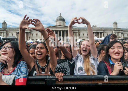 Londra, Regno Unito. Il 9 agosto 2015. Ventole di adolescenti di K-Pop, molti da Londra, ma anche dall'Europa, guarda gli eventi in scena a Trafalgar Square come parte del London Festival coreano 2015. Il caso di vetrine Corea storico e moderno del patrimonio culturale attraverso la danza, musica e più cibo. Tutti erano venuti appositamente per vedere f(x), uno di Asia più famoso K-gruppi pop. Il multi-gruppo nazionale comprende elementi coreano Sulli, Luna e Krystal cinese con i membri di color ambra e Victoria. Credito: Stephen Chung/Alamy Live News Foto Stock