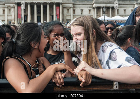 Londra, Regno Unito. Il 9 agosto 2015. Ventole di adolescenti di K-Pop, molti da Londra, ma anche dall'Europa, guarda gli eventi in scena a Trafalgar Square come parte del London Festival coreano 2015. Il caso di vetrine Corea storico e moderno del patrimonio culturale attraverso la danza, musica e più cibo. Tutti erano venuti appositamente per vedere f(x), uno di Asia più famoso K-gruppi pop. Il multi-gruppo nazionale comprende elementi coreano Sulli, Luna e Krystal cinese con i membri di color ambra e Victoria. Credito: Stephen Chung/Alamy Live News Foto Stock