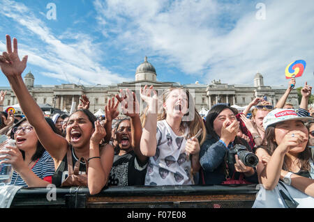 Londra, Regno Unito. Il 9 agosto 2015. Ventole di adolescenti di K-Pop, molti da Londra, ma anche dall'Europa, guarda gli eventi in scena a Trafalgar Square come parte del London Festival coreano 2015. Il caso di vetrine Corea storico e moderno del patrimonio culturale attraverso la danza, musica e più cibo. Tutti erano venuti appositamente per vedere f(x), uno di Asia più famoso K-gruppi pop. Il multi-gruppo nazionale comprende elementi coreano Sulli, Luna e Krystal cinese con i membri di color ambra e Victoria. Credito: Stephen Chung/Alamy Live News Foto Stock