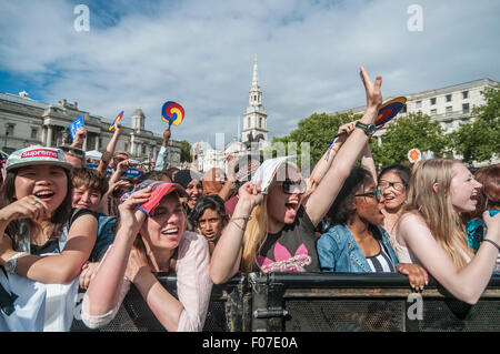 Londra, Regno Unito. Il 9 agosto 2015. Ventole di adolescenti di K-Pop, molti da Londra, ma anche dall'Europa, guarda gli eventi in scena a Trafalgar Square come parte del London Festival coreano 2015. Il caso di vetrine Corea storico e moderno del patrimonio culturale attraverso la danza, musica e più cibo. Tutti erano venuti appositamente per vedere f(x), uno di Asia più famoso K-gruppi pop. Il multi-gruppo nazionale comprende elementi coreano Sulli, Luna e Krystal cinese con i membri di color ambra e Victoria. Credito: Stephen Chung/Alamy Live News Foto Stock