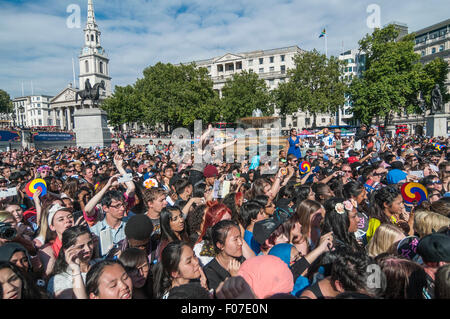 Londra, Regno Unito. Il 9 agosto 2015. Ventole di adolescenti di K-Pop, molti da Londra, ma anche dall'Europa, guarda gli eventi in scena a Trafalgar Square come parte del London Festival coreano 2015. Il caso di vetrine Corea storico e moderno del patrimonio culturale attraverso la danza, musica e più cibo. Tutti erano venuti appositamente per vedere f(x), uno di Asia più famoso K-gruppi pop. Il multi-gruppo nazionale comprende elementi coreano Sulli, Luna e Krystal cinese con i membri di color ambra e Victoria. Credito: Stephen Chung/Alamy Live News Foto Stock