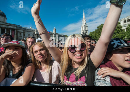 Londra, Regno Unito. Il 9 agosto 2015. Ventole di adolescenti di K-Pop, molti da Londra, ma anche dall'Europa, guarda gli eventi in scena a Trafalgar Square come parte del London Festival coreano 2015. Il caso di vetrine Corea storico e moderno del patrimonio culturale attraverso la danza, musica e più cibo. Tutti erano venuti appositamente per vedere f(x), uno di Asia più famoso K-gruppi pop. Il multi-gruppo nazionale comprende elementi coreano Sulli, Luna e Krystal cinese con i membri di color ambra e Victoria. Credito: Stephen Chung/Alamy Live News Foto Stock