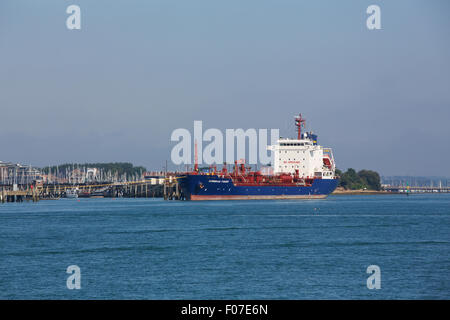 Pennini Fisher una nave chimichiera Ormeggiato accanto al terminale a Gosport. Foto Stock