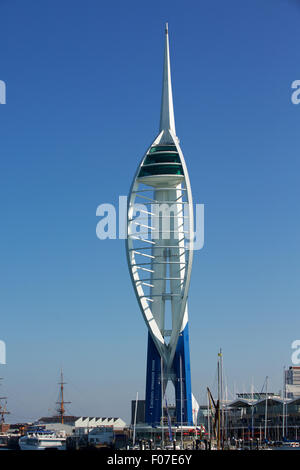 Spinnaker Tower di Portsmouth sono state recentemente ridipinte e il nuovo marchio di Emirates Tower. Una grande attrazione turistica a Portsmouth. Foto Stock