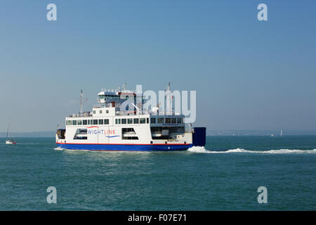 Wightlink traghetto per auto completamente caricato lasciando Portsmouth voce per Fishbourne sull'Isola di Wight. Foto Stock