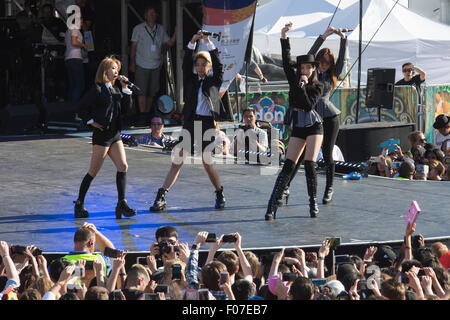 Londra, Regno Unito. Il 9 agosto 2015. Il coreano mega-stelle K-pop girl gruppo F(x) - ora un quattro-man band con Victoria, Luna, Krystal e ambra - headline il Festival coreano a Londra in Trafalgar Square. Foto: Nick Savage/Alamy Live News Foto Stock