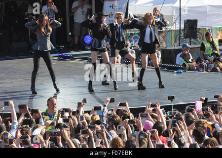 Londra, Regno Unito. Il 9 agosto 2015. Il coreano mega-stelle K-pop girl gruppo F(x) - ora un quattro-man band con Victoria, Luna, Krystal e ambra - headline il Festival coreano a Londra in Trafalgar Square. Foto: Nick Savage/Alamy Live News Foto Stock