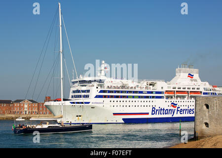 Vista del Brittany Ferries Car Ferry Normandie lasciando Portsmouth Porto per il mare aperto. Foto Stock
