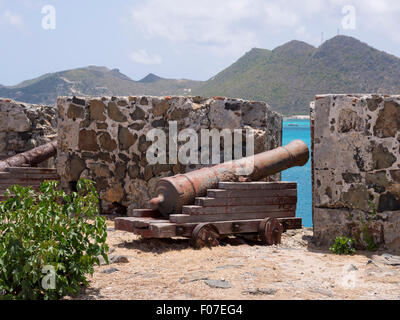 Fort Amsterdam, Sint Maartin, dei Caraibi. Arrugginimento cannone risalente al XIX secolo sulle mura del forte storico. Foto Stock