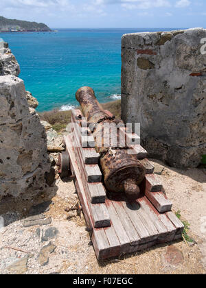 Fort Amsterdam, Sint Maartin, dei Caraibi. Arrugginimento cannone risalente al XIX secolo sulle mura del forte storico. Foto Stock