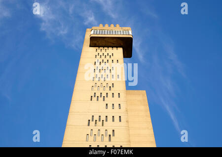 Una vista ravvicinata di Trellick Tower Foto Stock