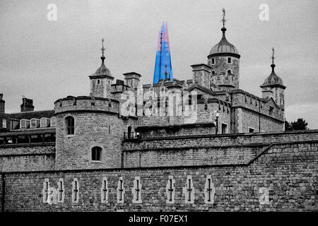 La Torre di Londra e il Coccio in background, Londra, Regno Unito, Europa Foto Stock