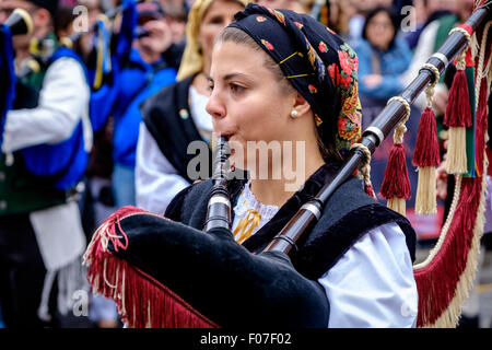 Un piper da Banda De Gaitas Resping da Madrid, Spagna a Pipefest 2015 a Edimburgo in Scozia Foto Stock