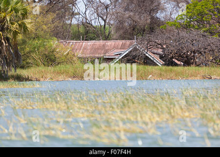 In un invaso hotel resort a Lake Baringo in Kenya. In molti villaggi turistici dove distrutto quando il lago di livello di acqua di rose inaspettatamente da fou Foto Stock