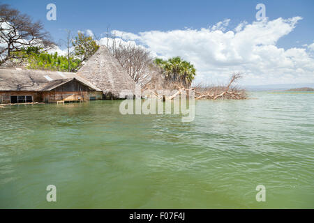 In un invaso hotel resort a Lake Baringo in Kenya. In molti villaggi turistici dove distrutto quando il lago di livello di acqua di rose inaspettatamente da fou Foto Stock