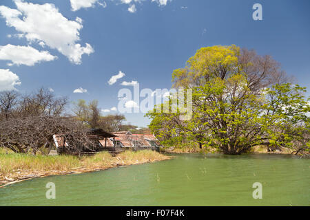 In un invaso hotel resort a Lake Baringo in Kenya. In molti villaggi turistici dove distrutto quando il lago di livello di acqua di rose inaspettatamente da fou Foto Stock