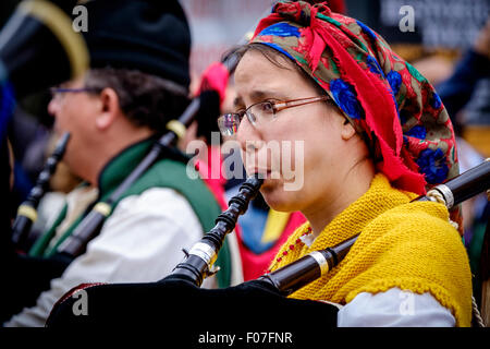 Un piper da Banda De Gaitas Resping da Madrid, Spagna a Pipefest 2015 a Edimburgo in Scozia Foto Stock