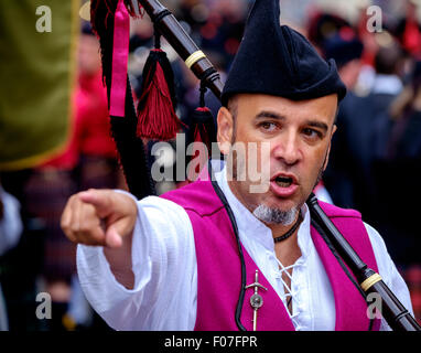 Un piper da Banda De Gaitas Resping da Madrid, Spagna a Pipefest 2015 a Edimburgo in Scozia Foto Stock