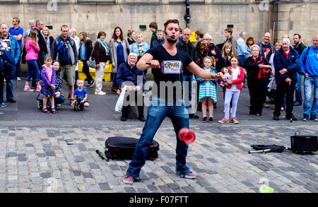 Edinburgh Fringe Festival 2015 - un esecutore suona sul Royal Mile Foto Stock