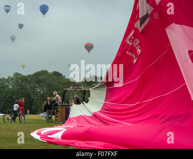 Durdam giù, Bristol, Regno Unito domenica 9 agosto 2015 presso la trentasettesima anuale Bristol Balloon Fiesta 7 su 7 salite pianificato è avvenuto con successo. In ultimo, la sorpresa di meteorologi e la gioia della gente del posto, il vento è cambiato e soffiarono i palloncini a nord della città con molti rendendo gli sbarchi di successo su Durdham verso il basso nelle condizioni di drizzly. Credito: Carolyn Eaton/Alamy Live News Foto Stock