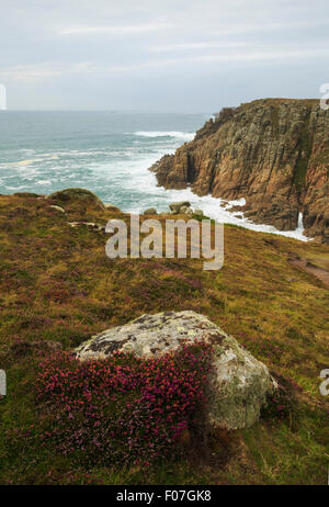 Guardando verso Porth Loe dalla testa Gwennap Foto Stock