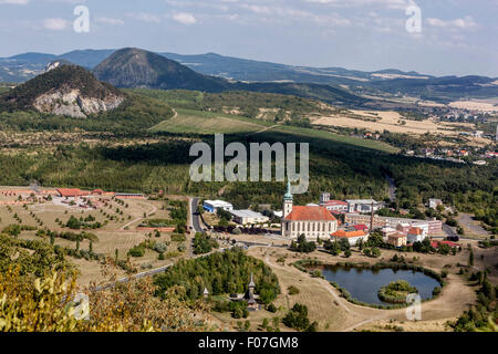 Chiesa Dell'Assunzione Della Vergine Maria, Veduta Aerea Del Quartiere Più Importante Della Città, Boemia Settentrionale, Paesaggio Della Repubblica Ceca, Highlands Della Boemia Centrale Foto Stock