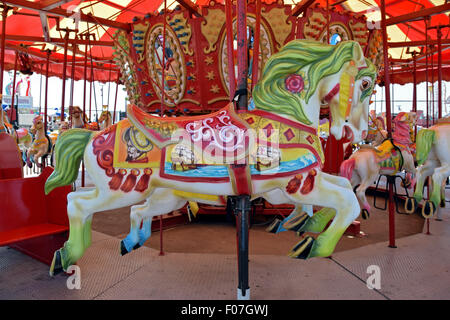 Colorate, B & B Giostra cavalli al Luna Park off di Coney Island Boardwalk in Brooklyn, New York Foto Stock