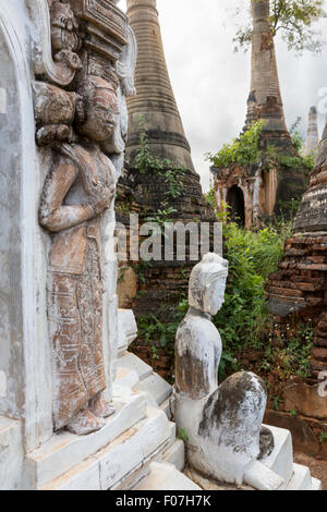 Ricoperta del XII secolo stupa in mattoni e statue in Nyaung Ohak sezione delle rovine a Indein, Lago Inle, Stato Shan, Myanmar Foto Stock