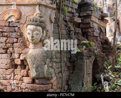 Ricoperta del XII secolo stupa in mattoni e la statua di Nyaung Ohak sezione delle rovine a Indein, Lago Inle, Stato Shan, Myanmar Foto Stock