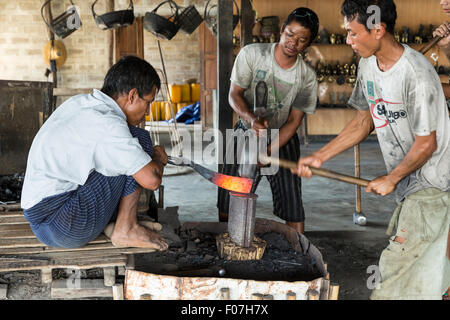 Fabbri forma red hot-lama di acciaio ad incudine in sei Kaune villaggio sul Lago Inle, Stato Shan, Myanmar Foto Stock