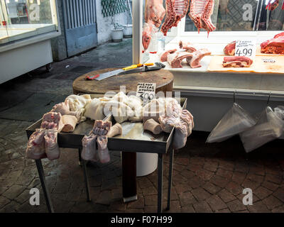 ATENE, GRECIA - 26 MARZO 2015: Carni fresche in vendita nel mercato del Pireo vicino Atene Foto Stock