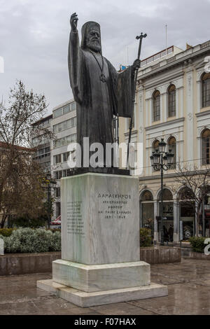 ATENE, GRECIA - 26 MARZO 2015: Statua dell'Arcivescovo Damaskinos Papandreou in Piazza Mitropoleos Foto Stock