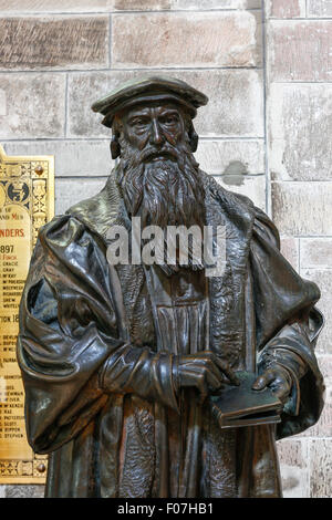 Statua della riforma ministro calvinista John Knox dentro la Cattedrale di St Giles, High Street, Edimburgo. Foto Stock